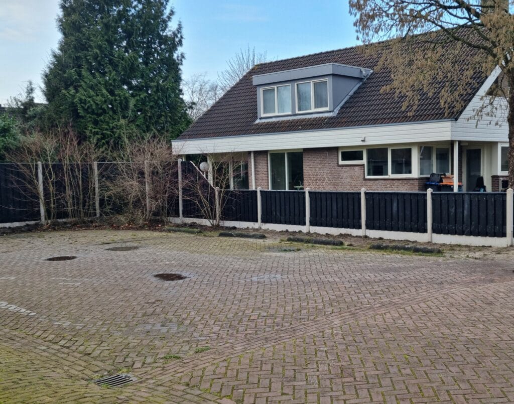 Zwarte hout beton schutting