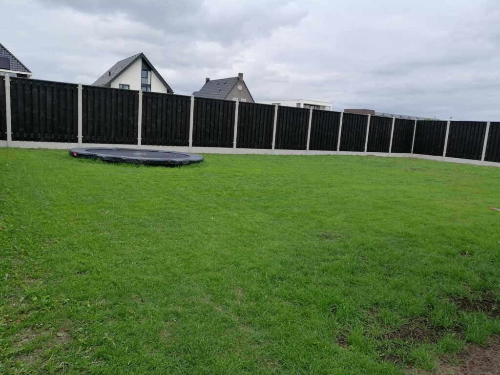 Zwarte schutting hout beton