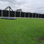 Zwarte schutting hout beton