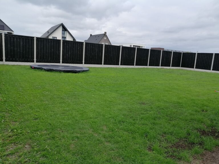 Zwarte schutting hout beton