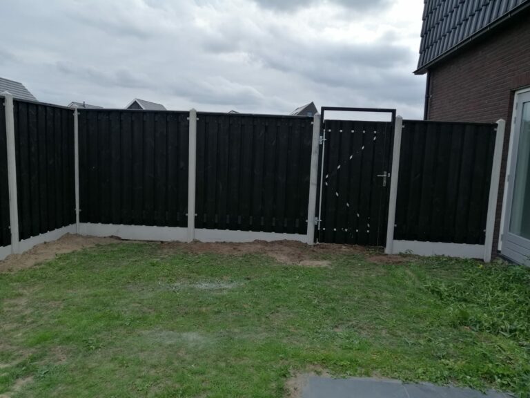 Zwarte poort deur