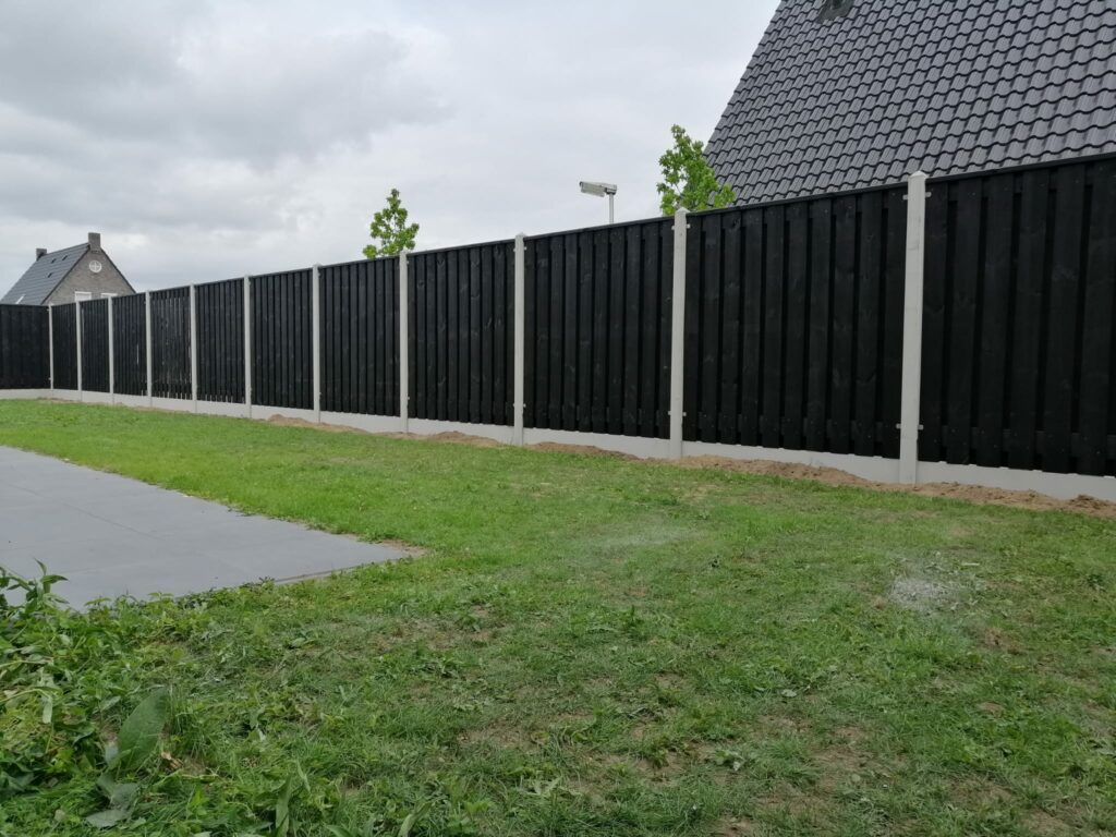 Zwart Wit hout beton schutting