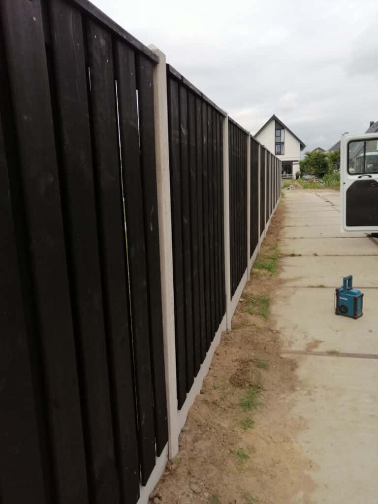 Wit/grijs zwarte schutting