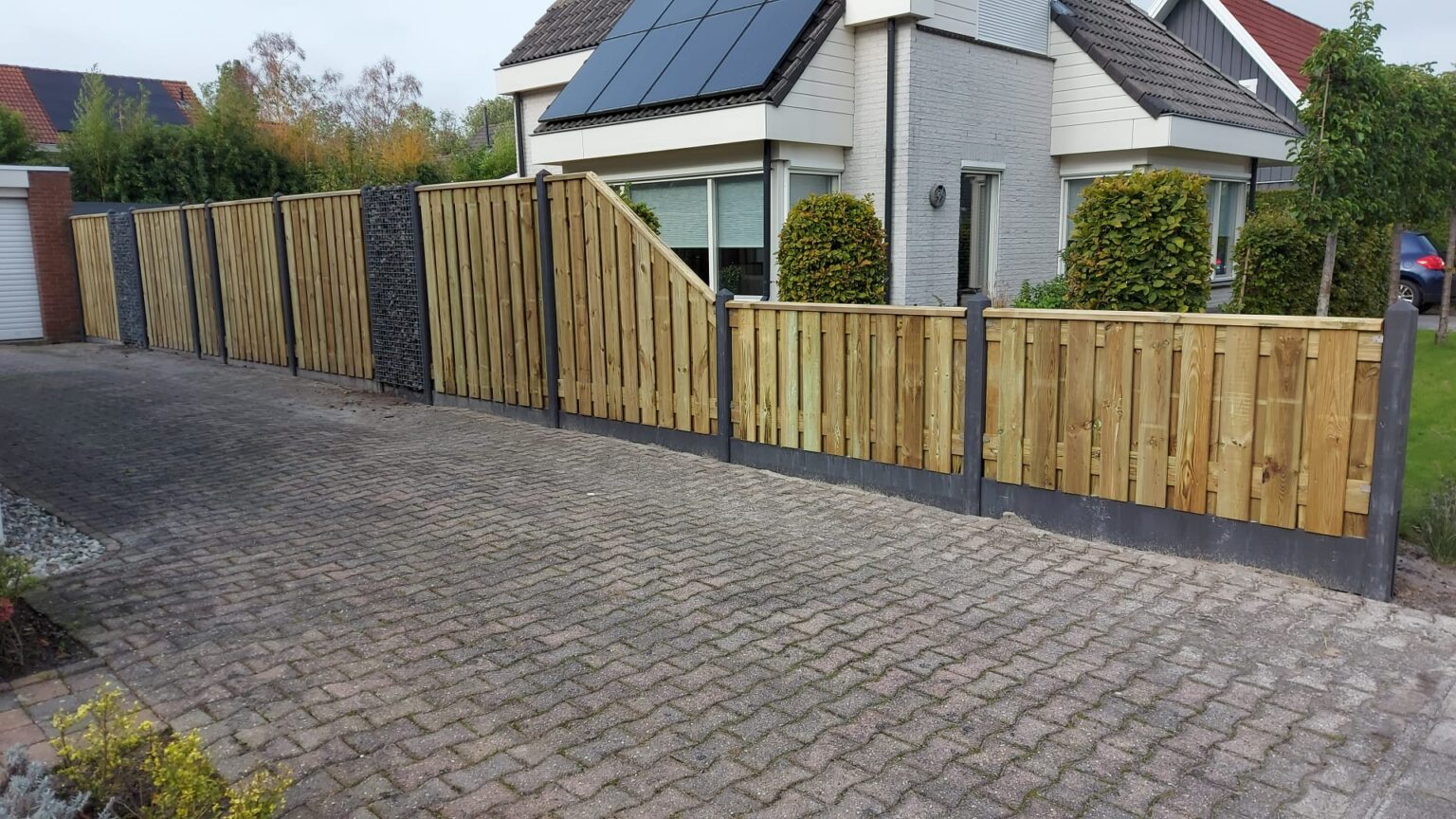 Grenen hout beton schutting laten plaatsen